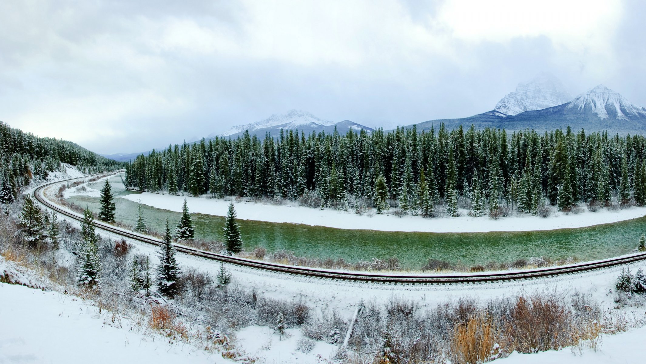 winter wald berge schnee bäume panorama fluss eisenbahn kanada banff