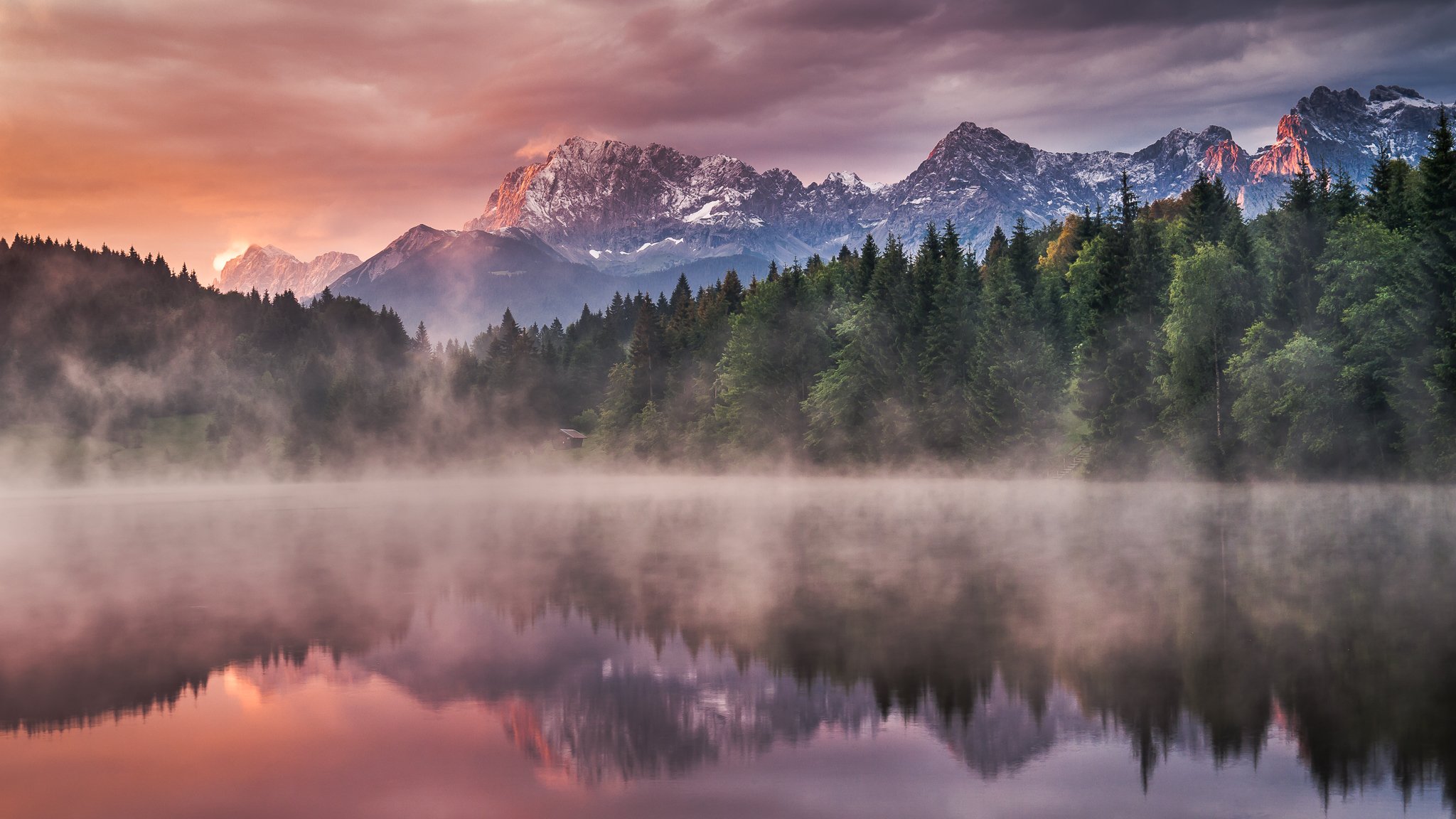 natura paesaggio montagne alberi abeti foreste lago acqua riflessione alba alba mattina nebbia