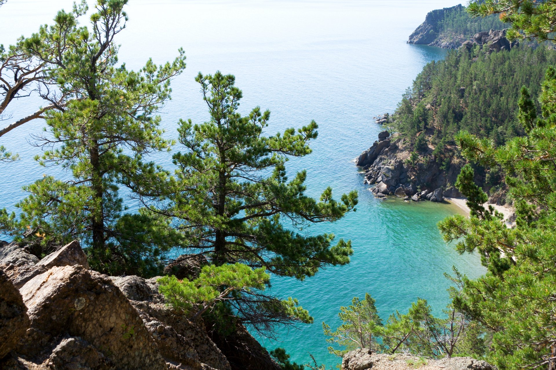 baikalsee see ufer steine klippen bäume draufsicht