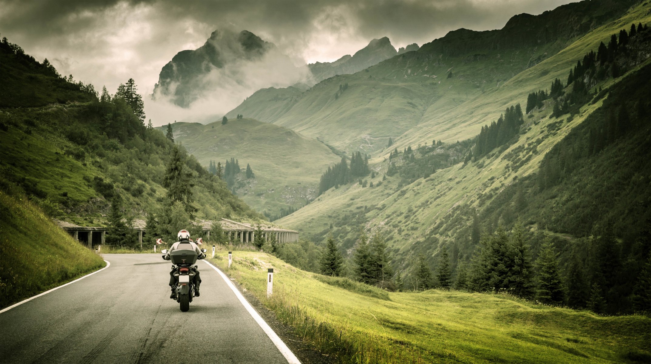 paysage moto moto vélo motard vélo route balisage nature forêt herbe fumée brouillard enveloppé montagnes plein gaz voyage ma planète flou bokeh fond d écran