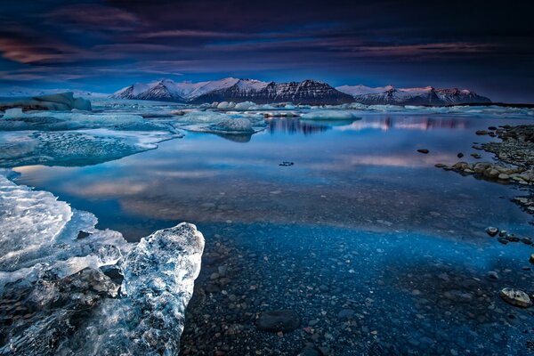 Coucher de soleil sur la rivière en Islande d hiver