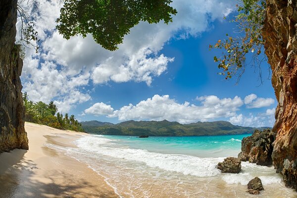 Plage sauvage et sable sur la côte