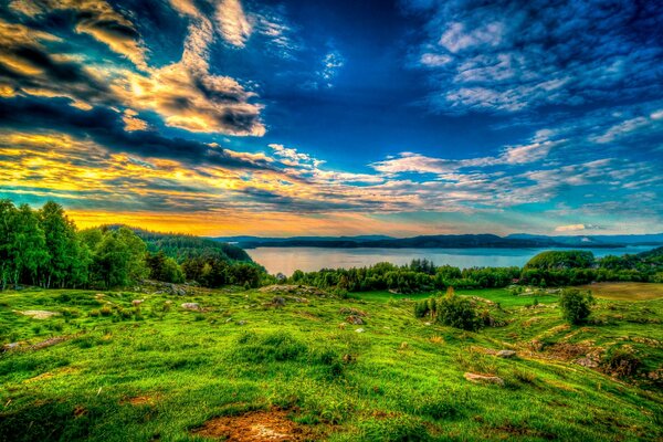 Paesaggio tramonto sopra la valle e il lago