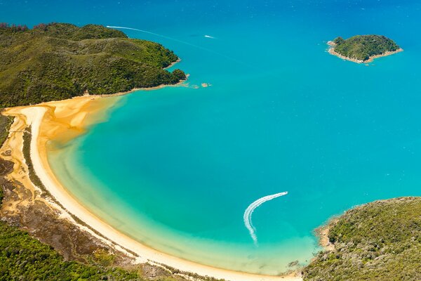 La mer brillante du parc National Abel Tasman en Nouvelle-Zélande