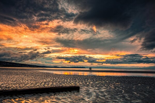 Two meet the sunset on the seashore