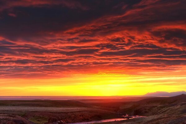 Coucher de soleil dans les montagnes près de la rivière