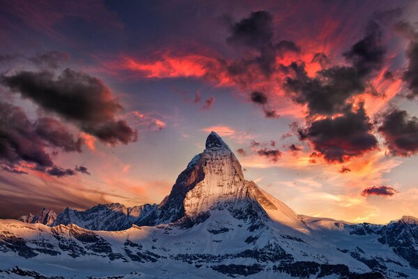 Hermoso amanecer en las montañas nevadas