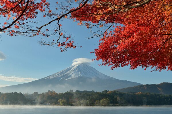Góra Fujiyama jesienią w Japonii