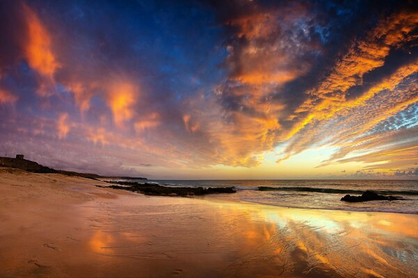 Reflexion im Wasser. Strand bei Sonnenuntergang