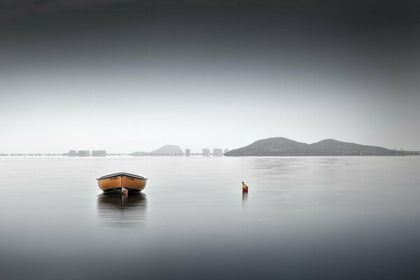 Barca solitaria in mare tra le isole