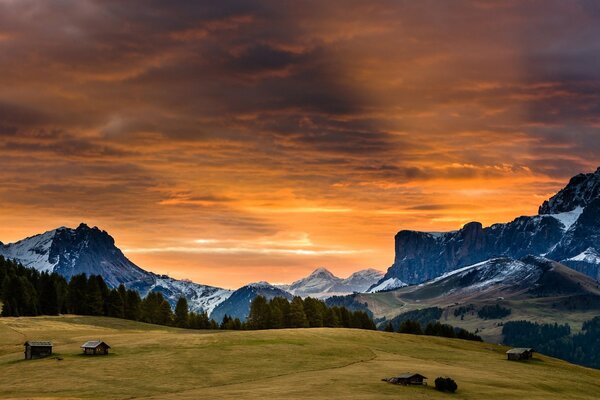 Cabaña en el valle al atardecer