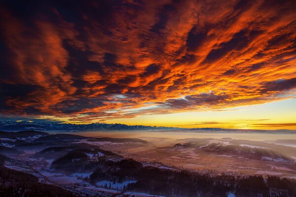 Il cielo è annegato in una valle di montagna