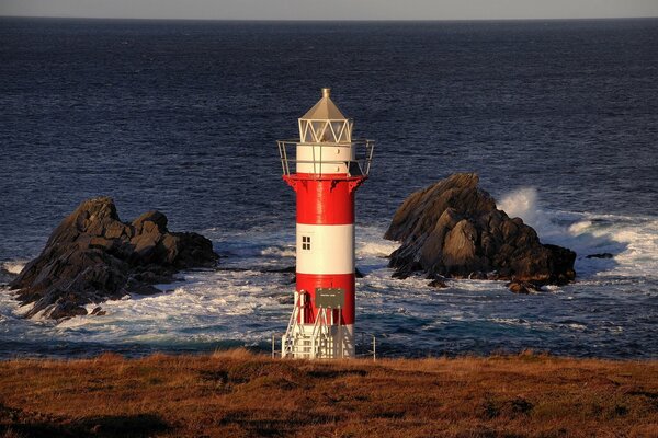 Terre-neuve-et-Labrador, Canada, océan Atlantique au Canada, phare sur la côte, falaises