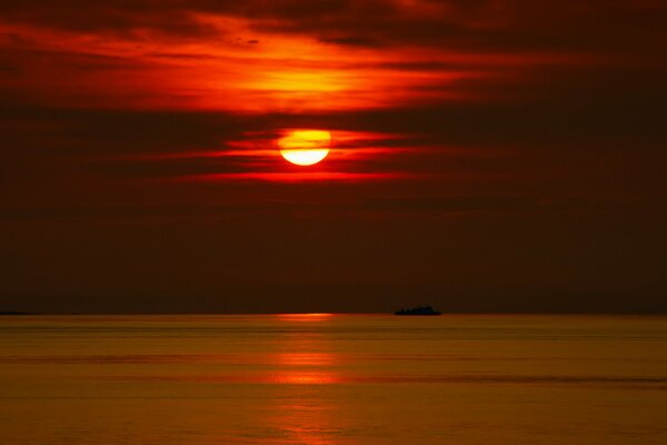 Hermosa puesta de sol entre las nubes sobre el mar