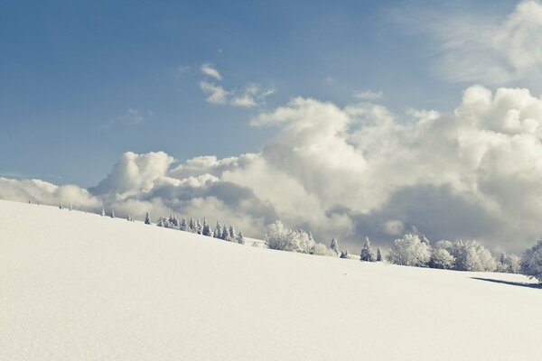 Verschneite Straße Schneedecke