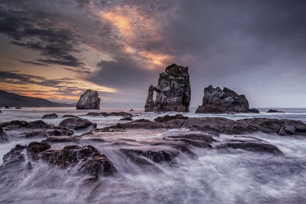 Paisaje nocturno de mar y rocas