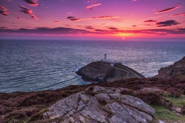 Coucher de soleil rose-lilas sur la mer