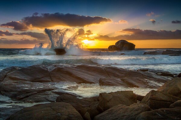 Olas rompiendo en la playa de piedra