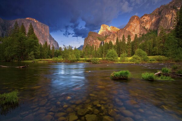 Berge und Flüsse im Yosemite-Nationalpark