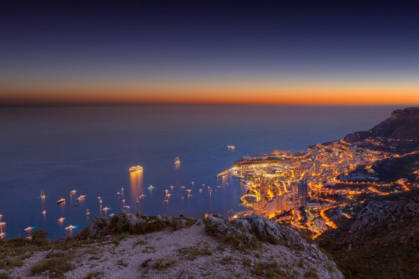 Yachten vor Sonnenuntergang vor der Küste von Monte Carlo