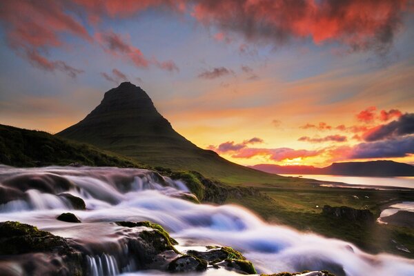 Die Landschaft des Morgens in den Bergen Islands ist prächtig