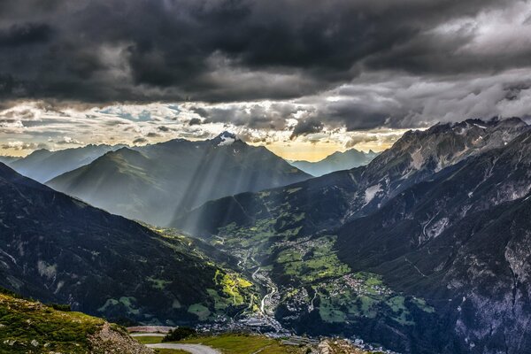 Paesaggio di montagna con raggi di nuvole