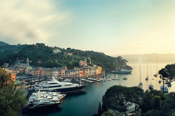 Photographer captured the dawn in the harbor