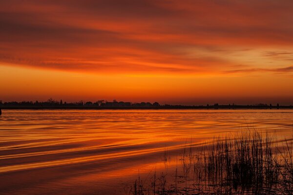 Beau paysage de rivière et coucher de soleil