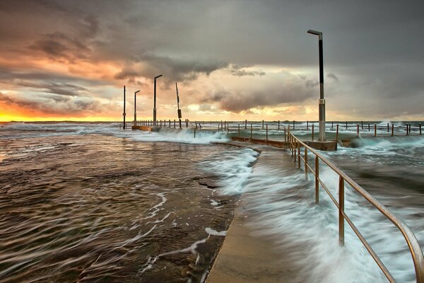 Onde luminose del mare al tramonto