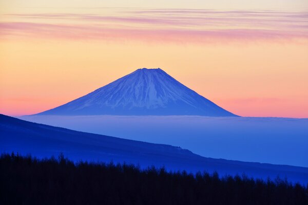 De loin, on peut voir le Mont Fujiyama au coucher du soleil