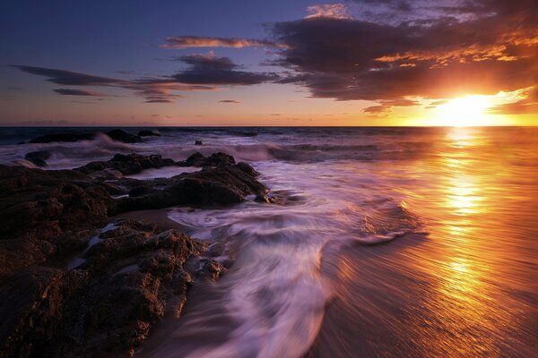 Mer coucher de soleil ciel vague