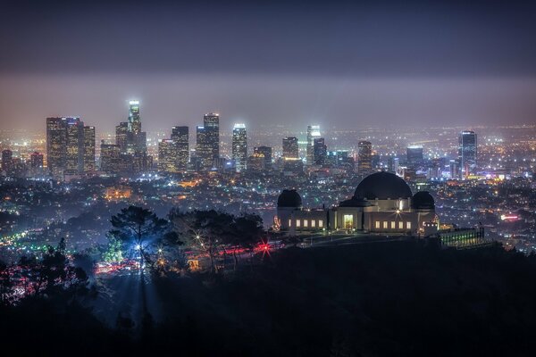 Observatoire sur le fond d une belle ville de nuit