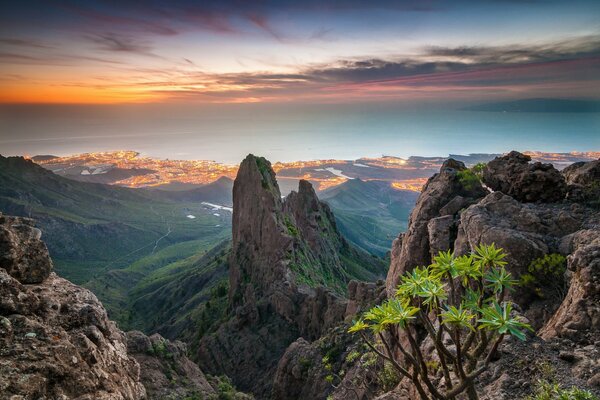 Nuvole e montagne nelle isole Canarie