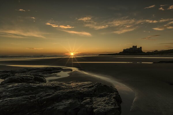 Sonnenuntergang am Schloss Northumberland in England