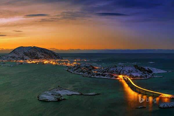 Brücke in Norwegen bei Sonnenuntergang himmelhoch