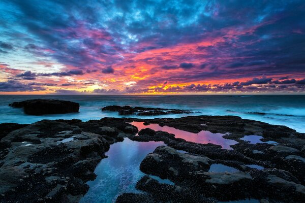 Costa rocosa con un hermoso cielo en las nubes