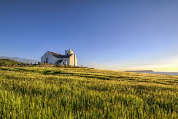 Eine Pfarrkirche mitten auf einem Feld am Atlantik in Irland