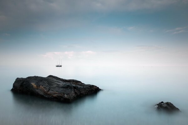 Paesaggio con la nave sul mare nella nebbia