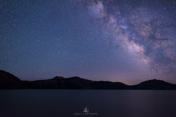 Lac de nuit sur fond de ciel étoilé