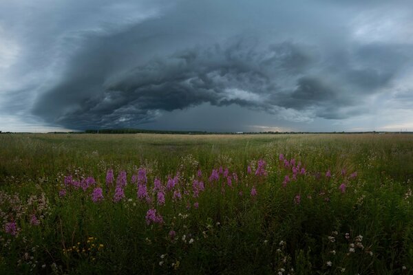 El cielo sobre el campo antes de la tormenta inminente