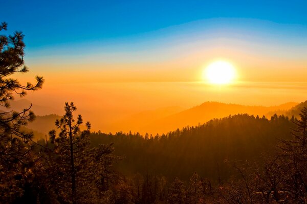 Puesta de sol en medio de hermosas montañas