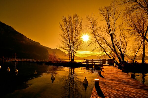 Paisaje puente en el lago al atardecer