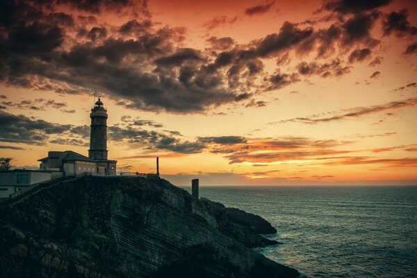 Faro en la roca. Mañana junto al mar