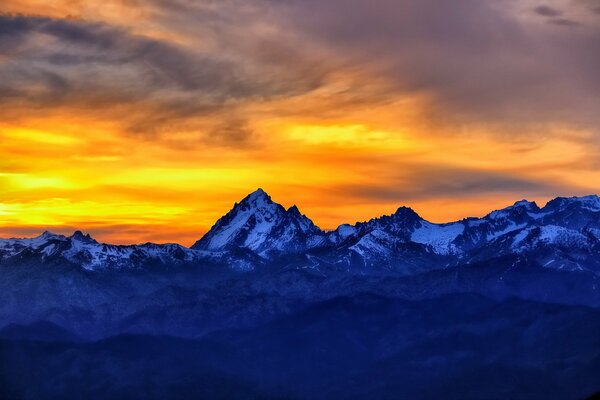 Berge vor dem Hintergrund eines feurigen Sonnenuntergangs