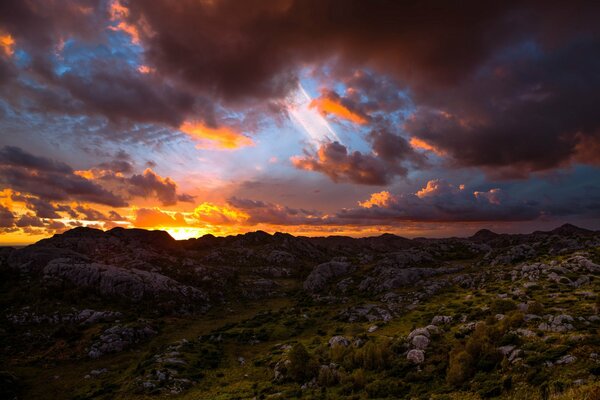 Un montón de rocas al amanecer en las montañas