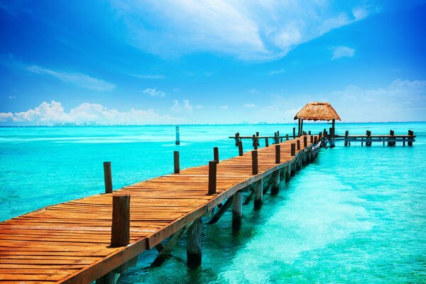 Am Meer mit Brücke und Pergola