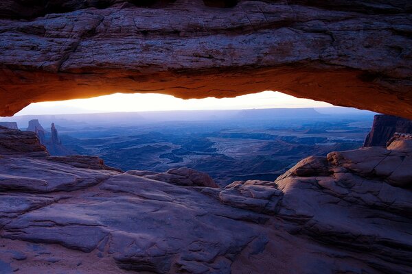 De la grotte dans les montagnes, vous pouvez voir le ciel