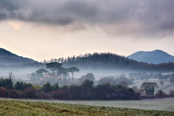 Nebbia che sale sopra i campi in Italia