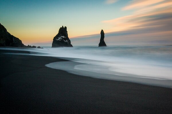 Islande. Sable noir sur la plage au bord de la mer