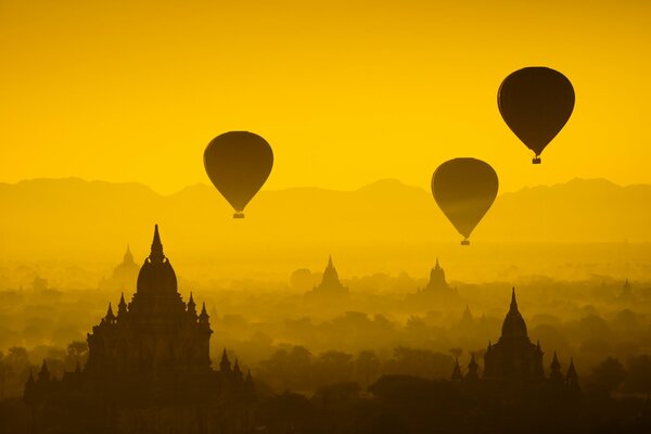 Luftballons im Nebel fliegen über die verlorene Stadt